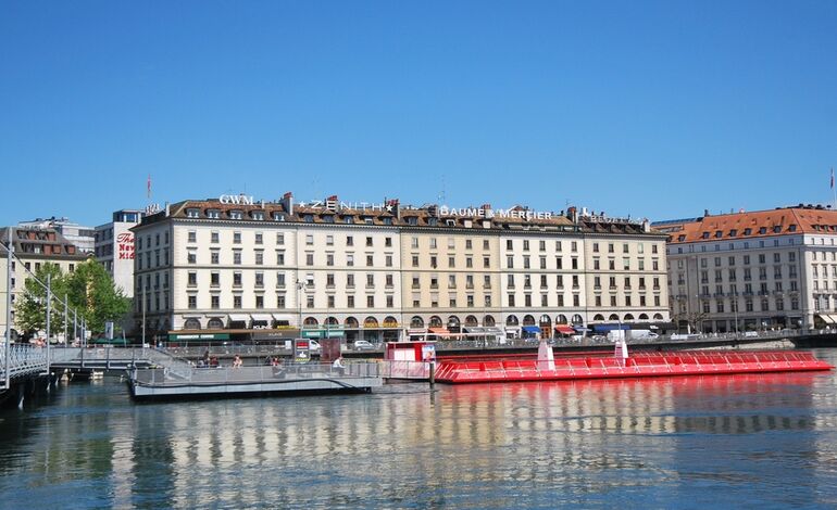 Véritable joyau sur le quai des Bergues