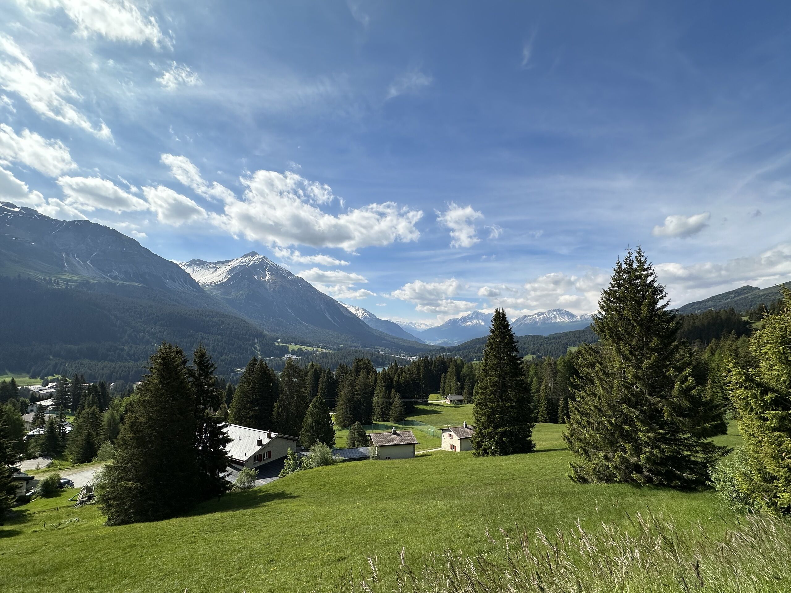 Wunderschöne Aussicht auf die Berglandschaft