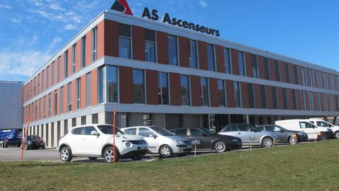 A louer spacieux locaux idéalement placés proche de l'autoroute