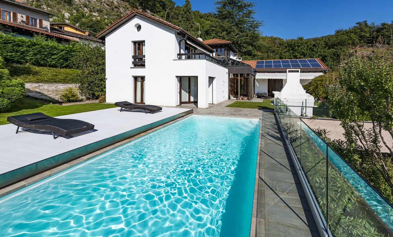 Well-kept villa with swimming pool and garage for 10 cars