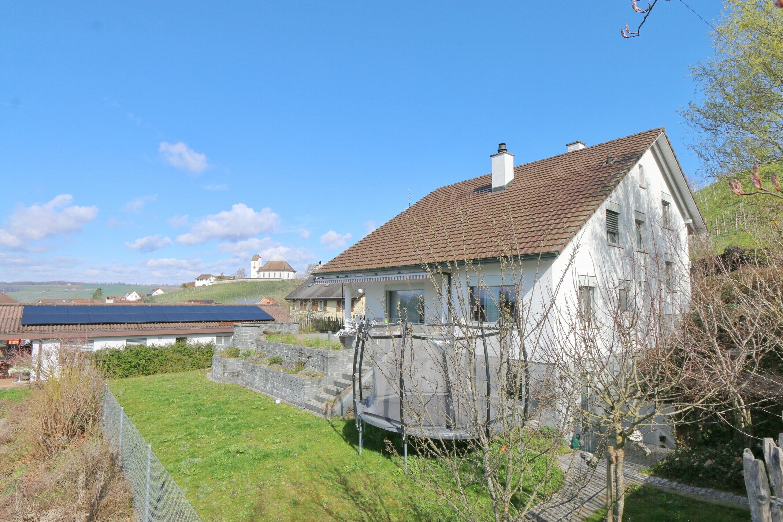 Die pflegeleichte Gartenanlage lässt genug Zeit für Entspannung und Erholung