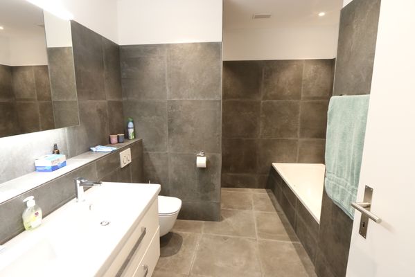 elegantes Bad mit Badewanne, Dusche, WC und Doppellavabo