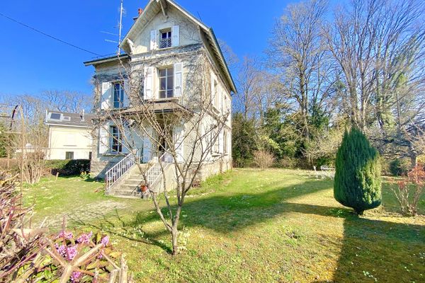 Villa with authentic charm to renovate in Chambésy