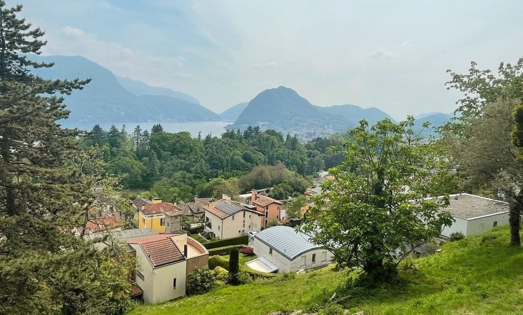 Terreno edificabile con vista lago