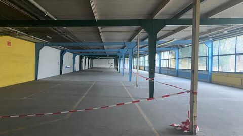 Industrial hall of 2,900 m2 for rent 500 meters from the motorway.