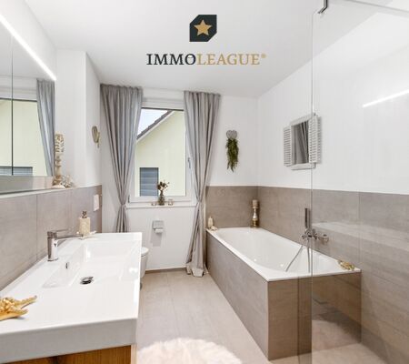 Das helle Bad en Suite besticht durch sein markantes Design.