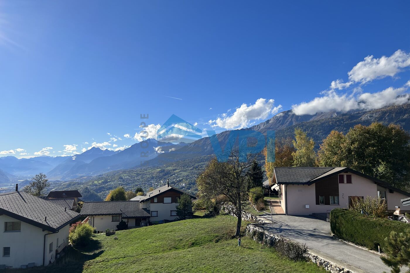 Résidence secondaire dans le village de Lens comprenant 2 appartements