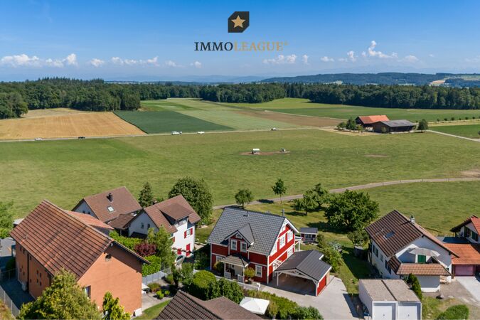 Einmalige Lage an Landwirtschaftszone mit unverbaubarer Aussicht ins Grüne und aussergewöhnlicher Privatsphäre.