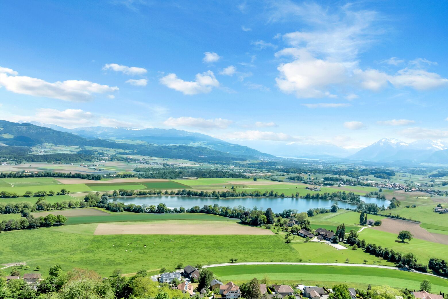 Aussicht auf den Gerzensee sowie dem malerischen Gürbetal bis auf den Thunersee und dem Alpenpanorama
