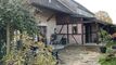 Ferme mitoyenne rénovée avec grand terrain agricole adjacent.
