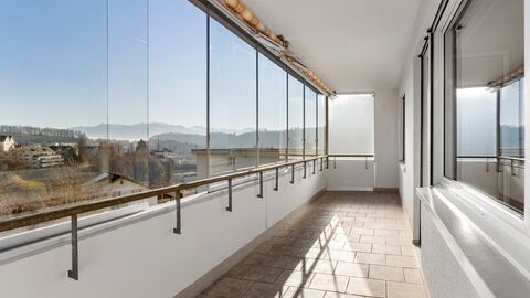 Gut erhaltene 3.5-Zimmer-Wohnung mit Bergsicht