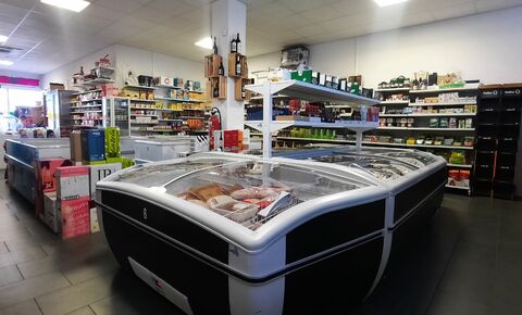 Belle surface commerciale avec vitrines au centre du village.