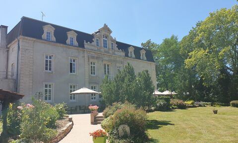 Castle composed of guest rooms, restaurant, seminar room