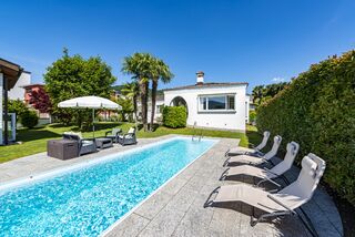 Large Mediterranean-style villa with guest-dependance