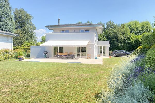 Beautiful and bright detached villa on a swimming pool plot