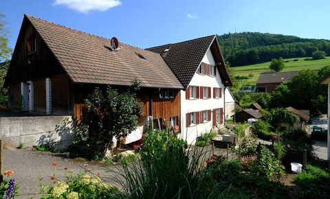 Renditeanlage mit Charme
gepflegtes Mehrfamilienhaus mit 3 Wohnungen