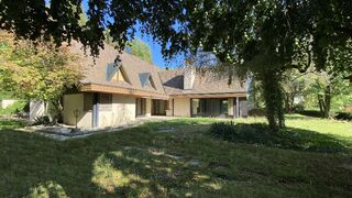 Belle propriété de maître de 10 pièces avec garage pour 3 voitures