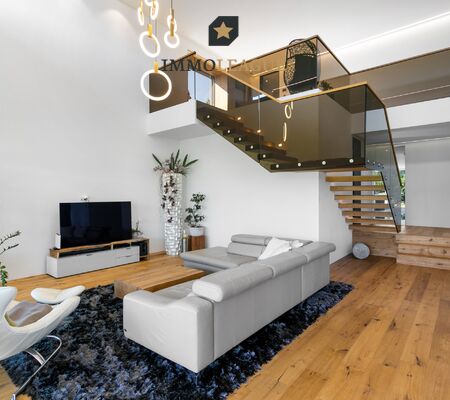 6m hohe Decken im Wohnzimmer.
