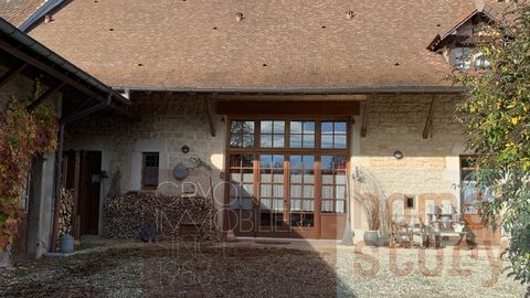 Ferme mitoyenne rénovée avec grand terrain agricole adjacent.