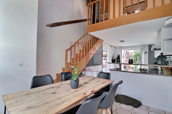Coin à manger avec accès mezzanine