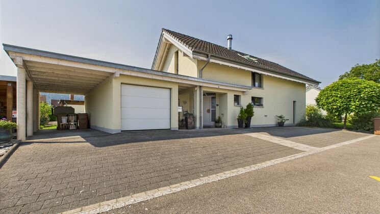 Moderne Villa mit großem Garten und hellen Räumen - Preis zu diskutieren Moderne Villa mit großem Garten und hellen Räumen - Preis zu diskutieren