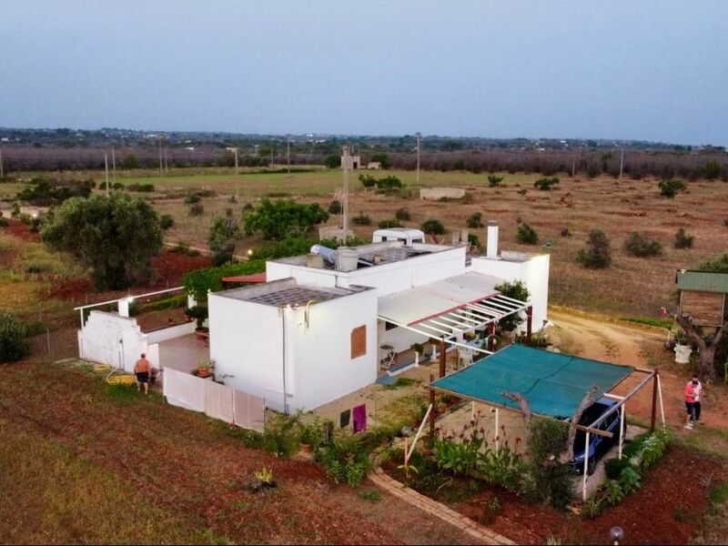 Salve, belle maison
avec 10'000 m2 de terrain
A 5 minutes de la mer !