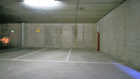 Zwei Einstellhallenplätze zu verkaufen
