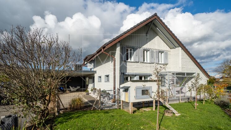 Maison lumineuse avec un grand jardin à Ecuvillens