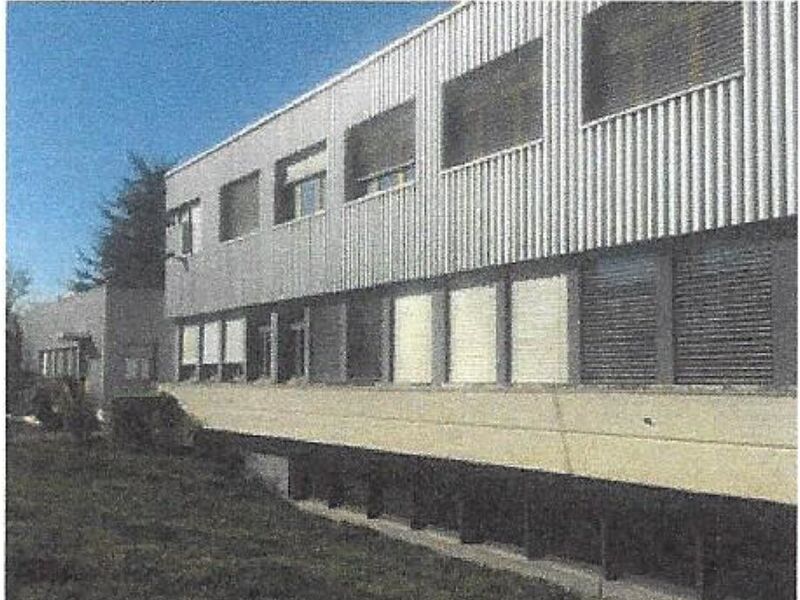 Rent industrial and office space 3'313 m2 divisible.