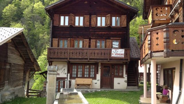VENDU ! Incroyable mais vrai : Chalet de deux appartements au coeur du Sépey