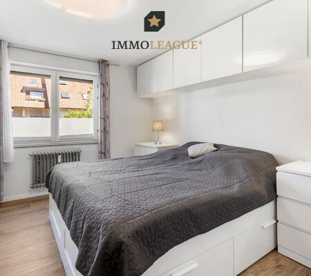 Ein geräumiges Schlafzimmer zum Wohlfühlen.