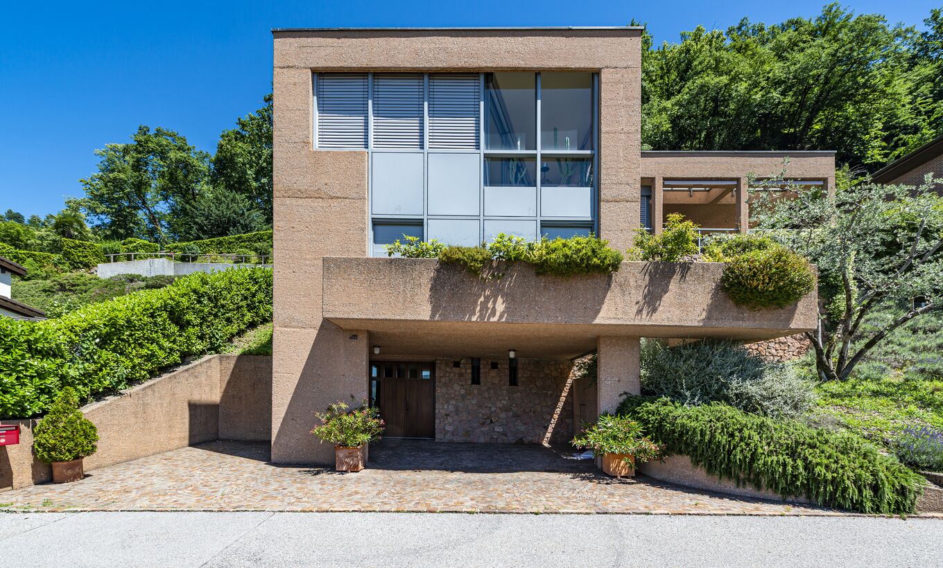 Casa moderna con bella vista lago