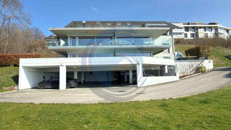 SOMPTUEUX APPARTEMENT EN DUPLEX DE 5.5 PIÈCES AVEC VUE SUR LE LAC