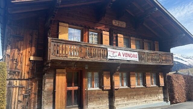 non !  Magnifique chalet de 4 chambres à La Forclaz. en parfait état!