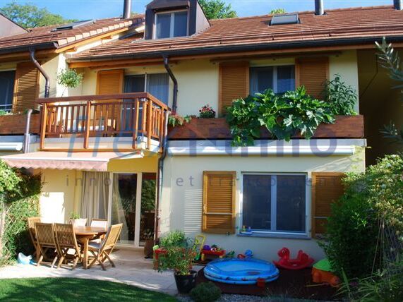 Detached villa with garden