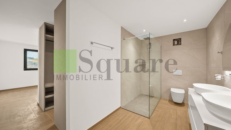 Suite parentale avec son dressing et salle de douche 