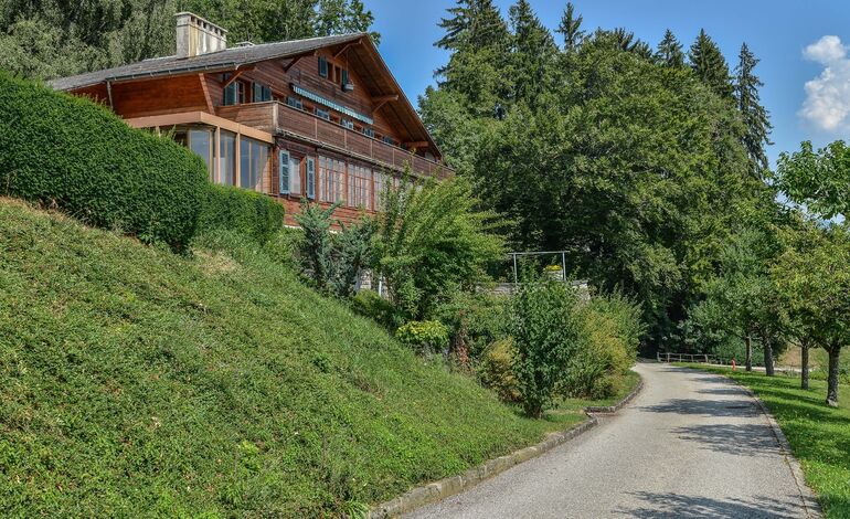 Propriété avec vue dominante sur la campagne
et les préalpes