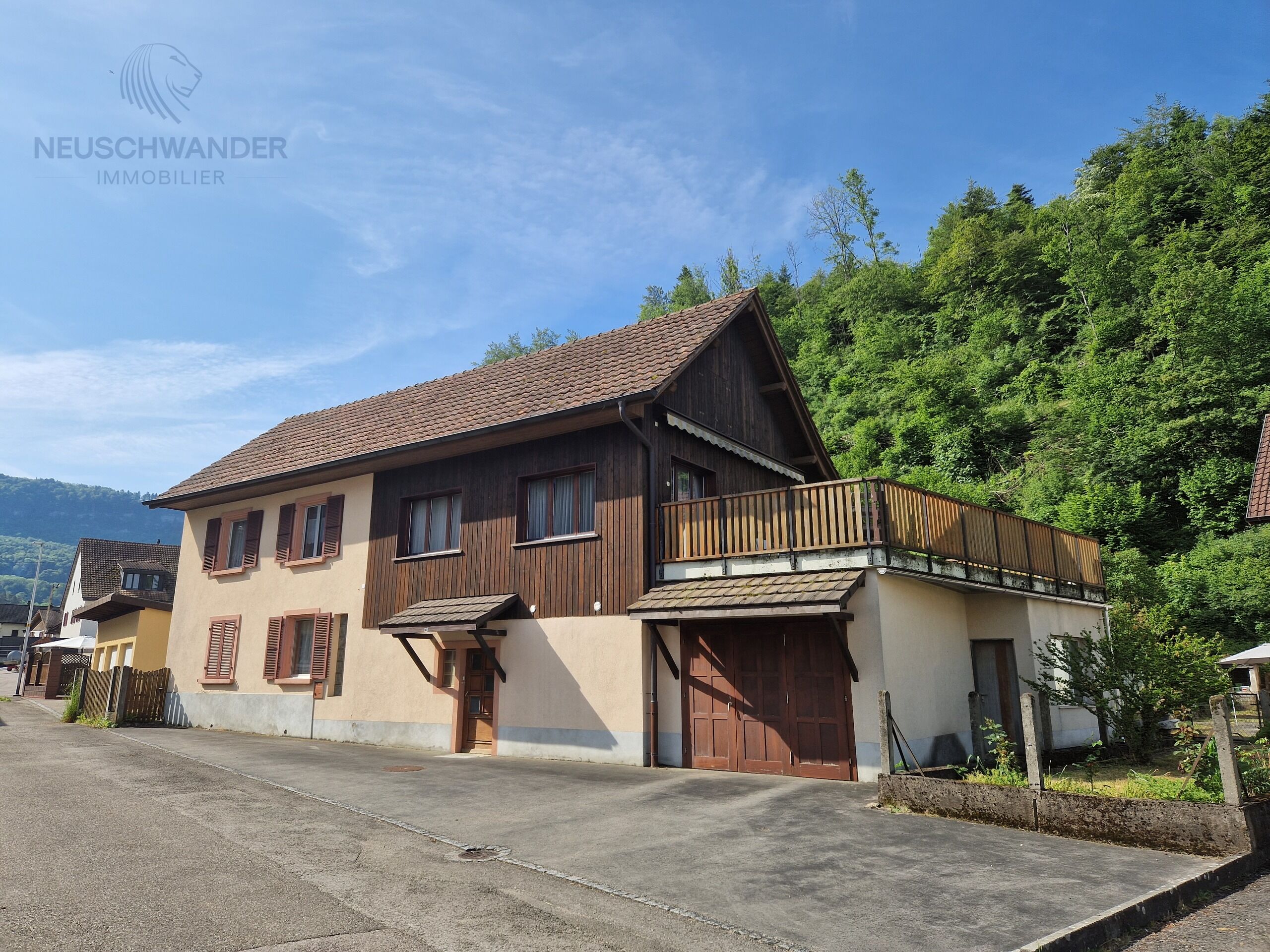 Außeneingang und Garage