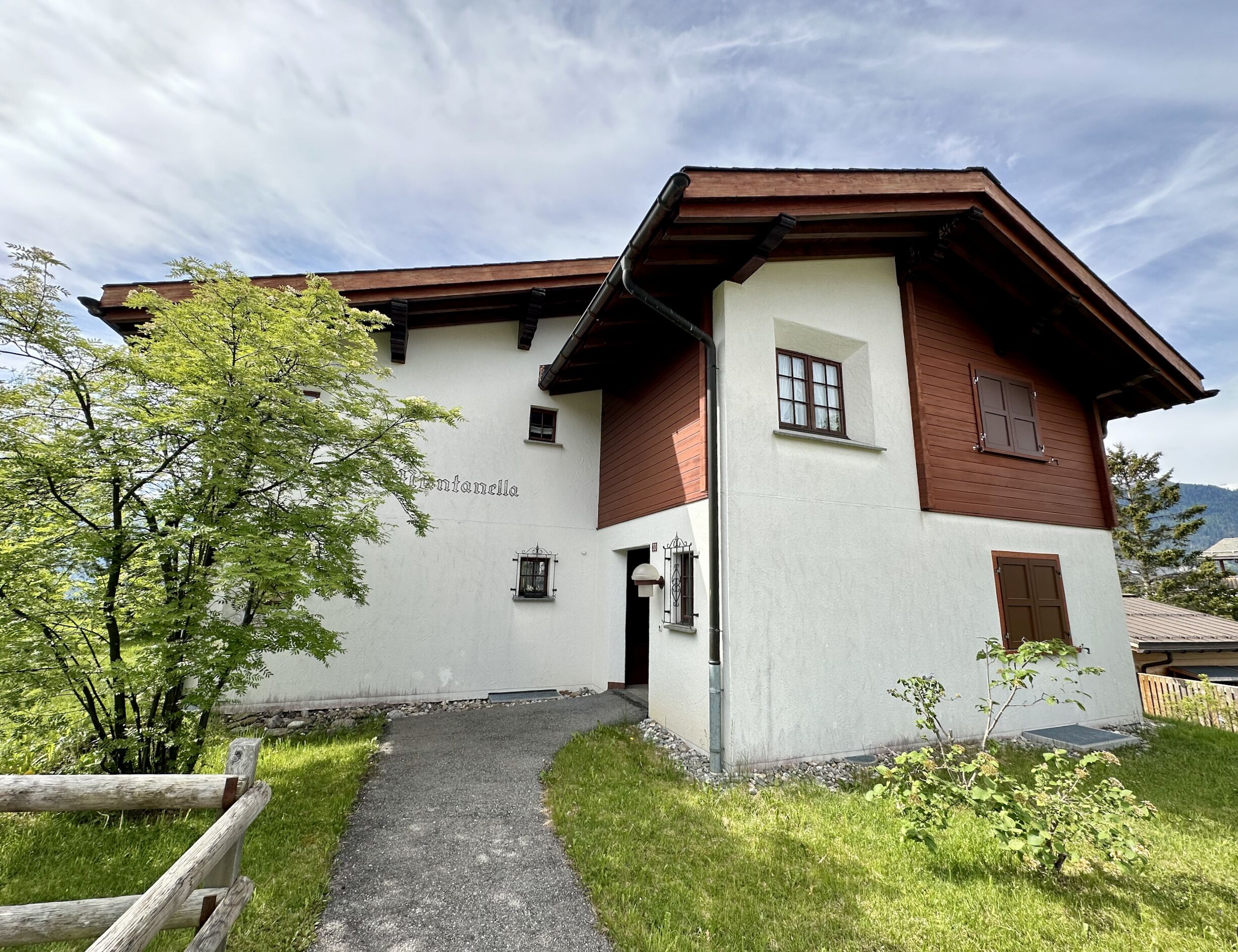 Aussenansicht mit Zugangsweg zum Eingang