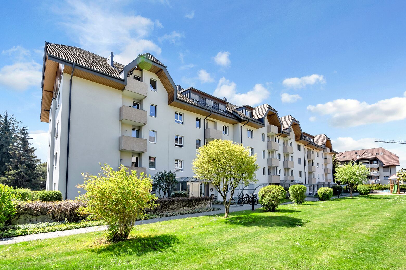 Ansicht Fassade Ost und dem gepflegten und kinderfreundlichen Aussenbereich