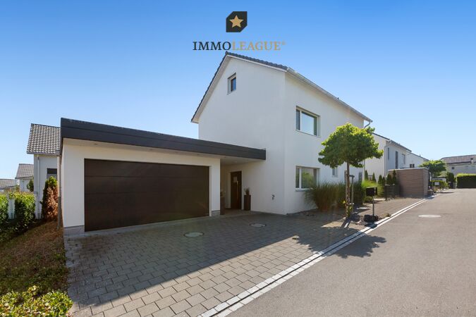 Modernes Einfamilienhaus mit stilvoller Architektur und grosszügiger Doppelgarage.