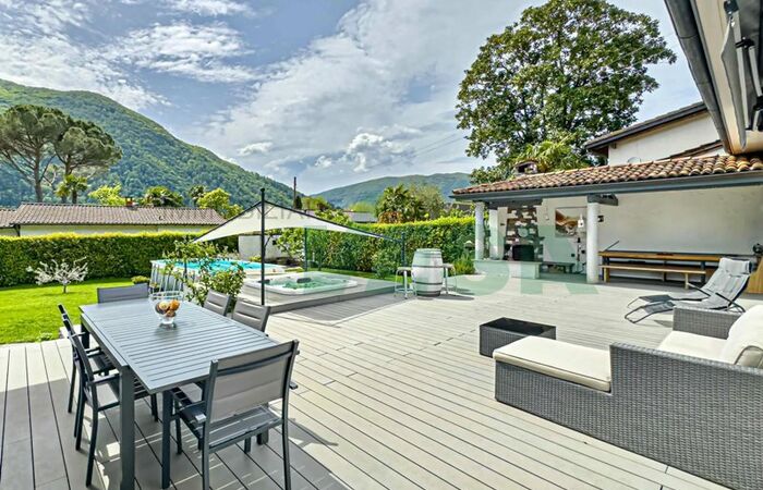 Schöne Villa auf einer Etage, mit Dependance und in der Nähe des Sees