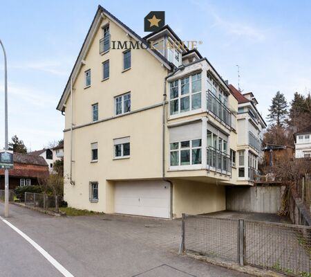 Ein gut erreichbarer Aussenstellplatz gehört zur Wohnung.