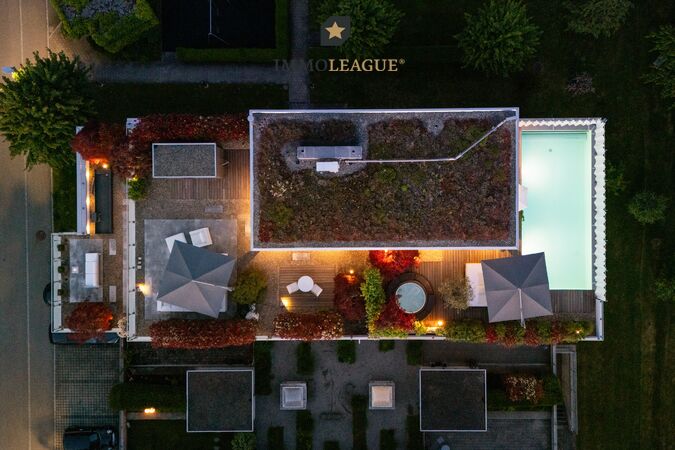 Privater Pool, spektakuläre Terrassen-welten auf zwei Ebenen und nur fünf Wohneinheiten im Minergie-Standard – eine seltene Gelegenheit.