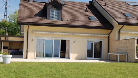 Elegante maison mitoyenne à Signy avec vue sur les Alpes.