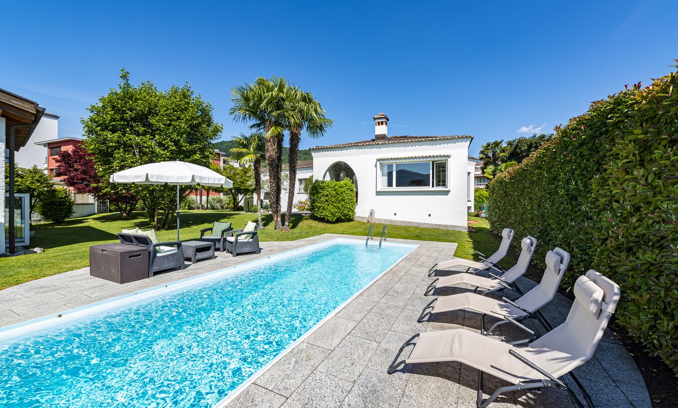 Ampia villa in stile mediterraneo con dependance