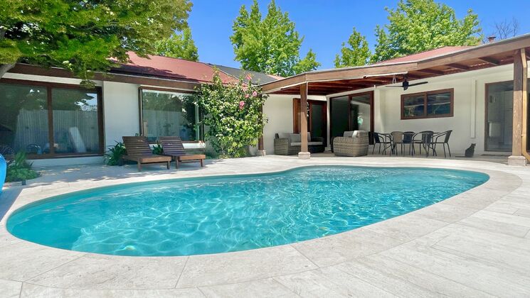 Maison de plain-pied, piscine, cachet, 5 ch et beau jardin