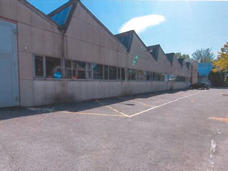 Beautiful warehouse of around 480 m² with offices of 257 m²