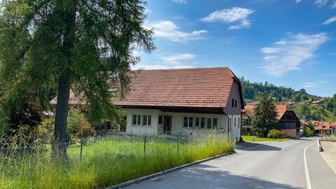 Angebautes Haus zum Sanieren und Ausbauen in Rüschegg Heubach