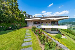 Villa with lake view and dependance
